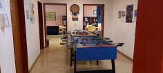 Foosball cu vedere la alte două camere din centrul de tineret Weiskirchen