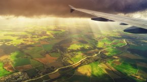 Câmpuri Priveliștea din avion în norii de deasupra câmpurilor