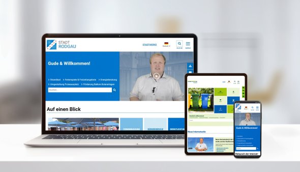 Site-uri web noi pe diferite dispozitive Pe o masă se află un laptop, o tabletă și un smartphone, pe ale căror ecrane sunt afișate site-urile administrației orașului și ale serviciilor publice municipale.