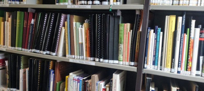 Arhiva bibliotecii Rafturi cu diverse cărți și dosare într-o bibliotecă de arhivă