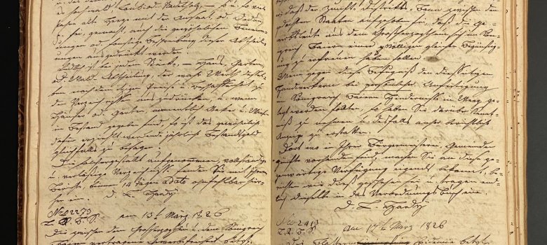 Cartea arhivei orașului Carte veche deschisă cu însemnări manuscrise în alfabetul german Kurrent, din arhivele orașului