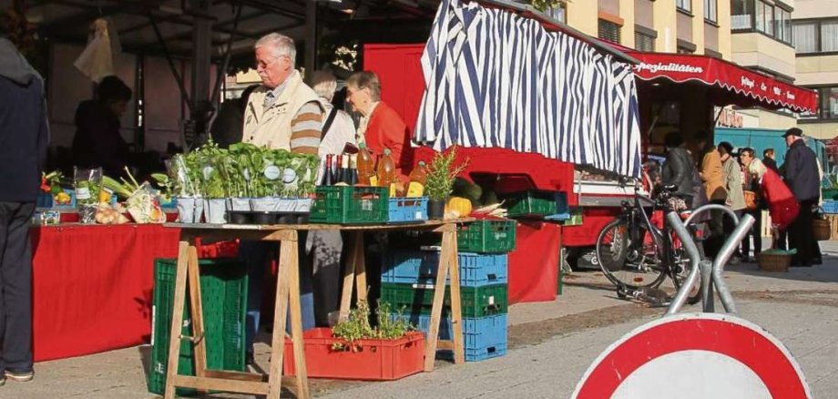 Tarabe cu legume și ierburi proaspete la piața săptămânală din Nieder-Roden