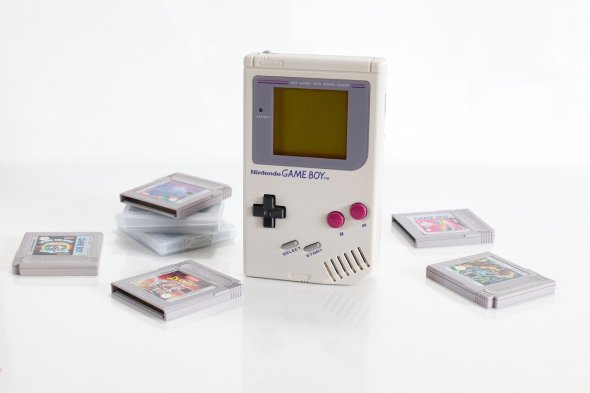 90s Игровая приставка Nintendo Game Boy с шестью игровыми картриджами на белом фоне