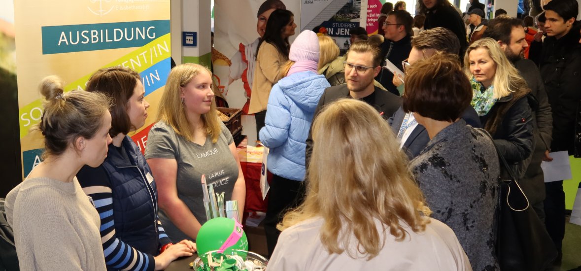 Aralarında Pädagogische Akademie ve Bauder'in de bulunduğu eğitim fuarı stantlarında insanlar eğitim fırsatları hakkında bilgi ediniyor