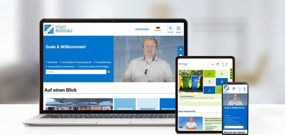 Bir masanın üzerinde bir dizüstü bilgisayar, bir tablet ve bir akıllı telefon bulunuyor ve ekranlarında şehir yönetimi ve belediye hizmetlerinin web siteleri yer alıyor.