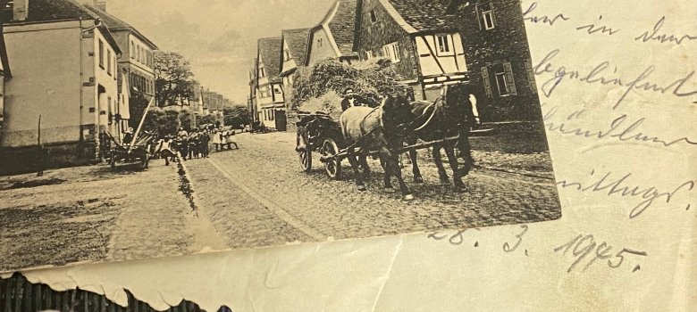 Bul Dudenhofen'in ana caddesini, atlı arabaları ve yarı ahşap evleriyle gösteren 1925 tarihli tarihi kartpostal