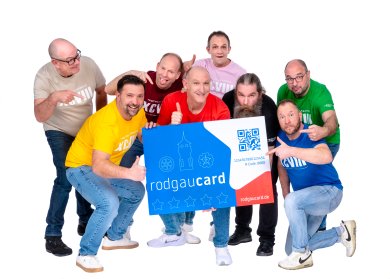 Giesemer Trottwa-Lersche'nin grup üyeleri büyük boy bir rodgaucard'ın etrafında durarak kartı işaret ediyor ya da başparmaklarını kaldırıyor.