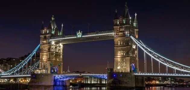 Дерев'яні ігрові елементи з літерами, що утворюють слово "ENGLISH TEST", в оточенні інших літер на дерев'яному столі.