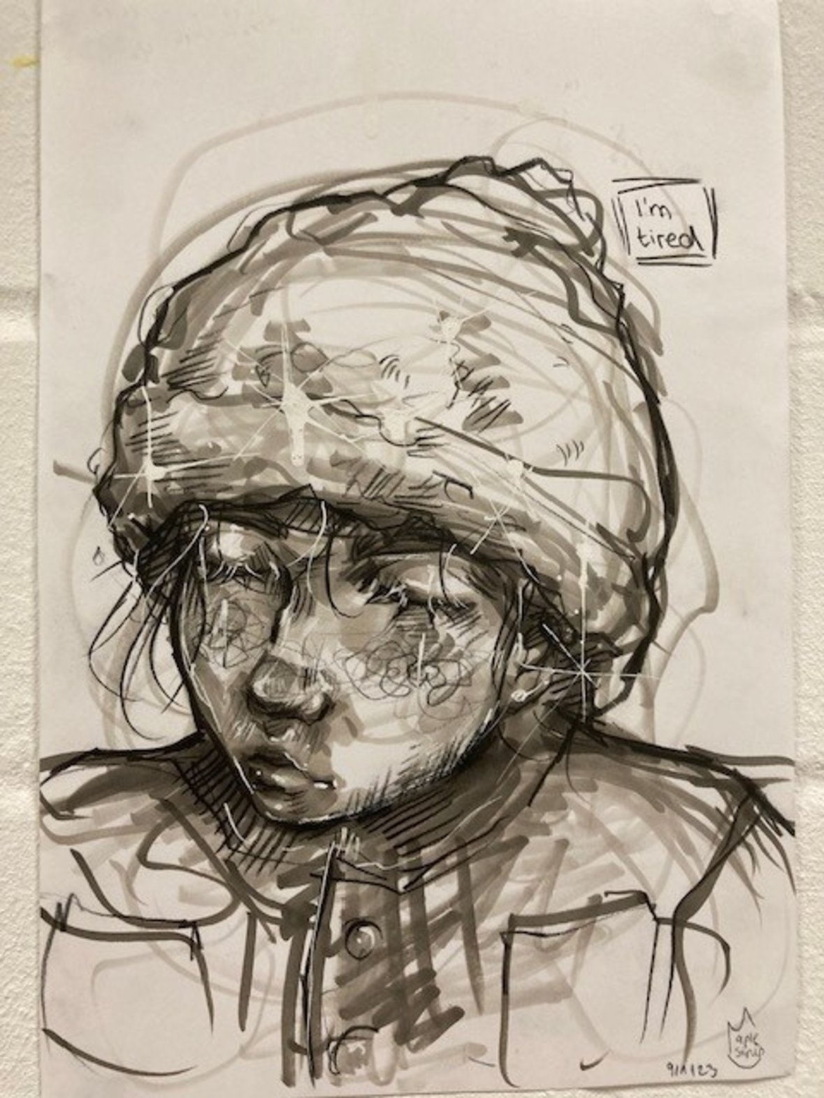 Чорно-білий лінійний малюнок дитини в кепці та куртці, яка опустила голову