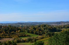 Вид на горбистий ландшафт Доня Стубіца з лісами, полями та розкиданими будинками