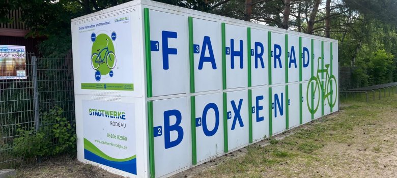Fahrradboxen am Strandbad Zweistöckige Fahrradboxen vor dem Zaun des Strandbades